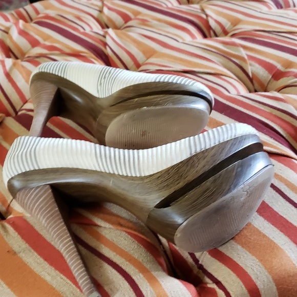 JESSICA SIMPSON SHOES. - Picture 3 of 3